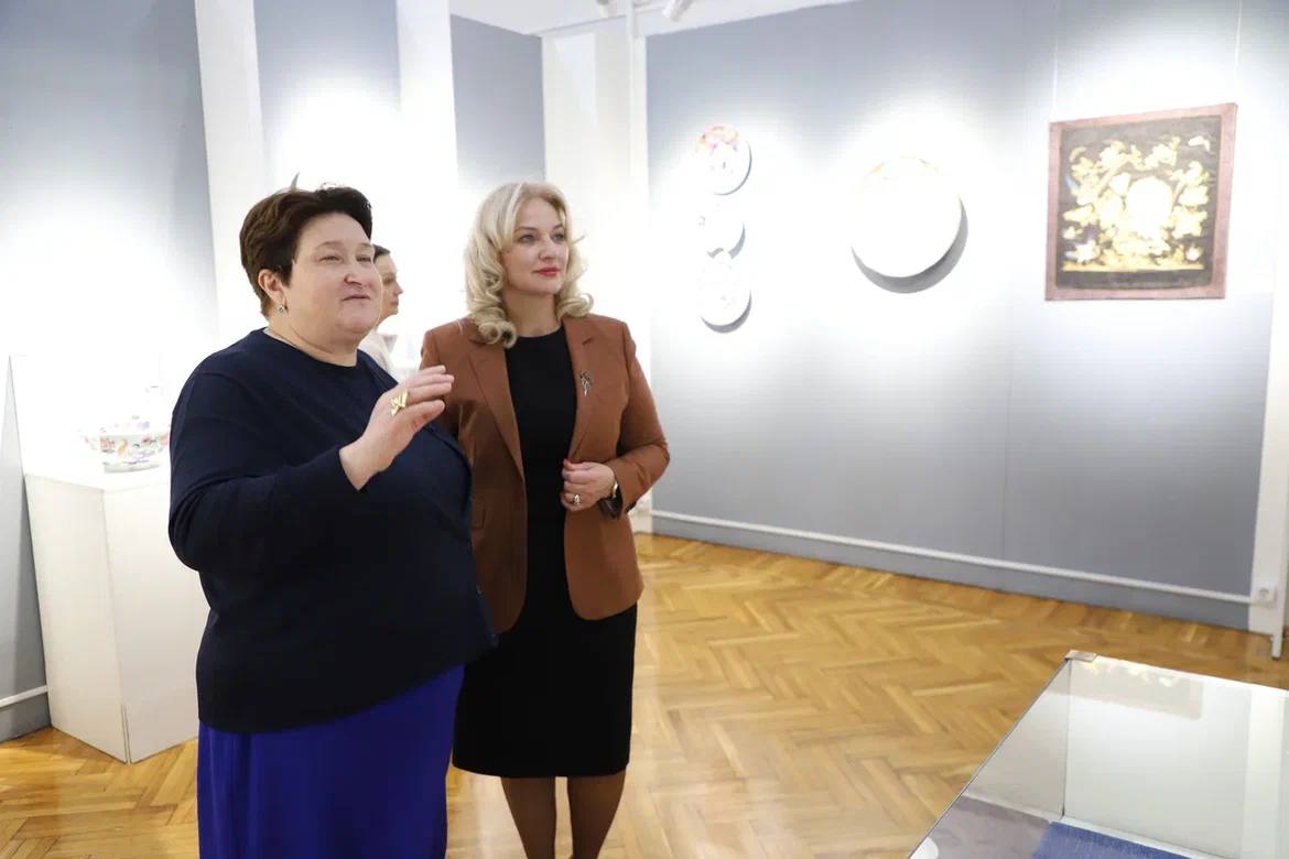 Зарема Бутаева посетила выставку «Искусство Востока» в Дагестанском музее изобразительных искусств им. П.С. Гамзатовой.